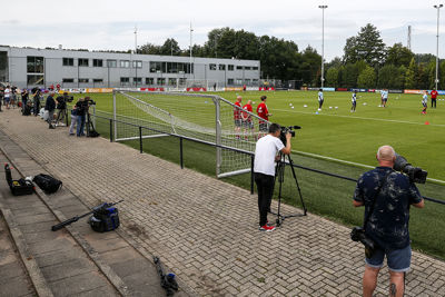 Onder het toeziend oog van een select groepje pers werkten de Ajacieden zich in het zweet. © Pro Shots