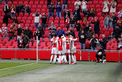 Spelers knuffelend bij de cornervlag onder het toeziend oog van supporters. Prachtig! © De Brouwer