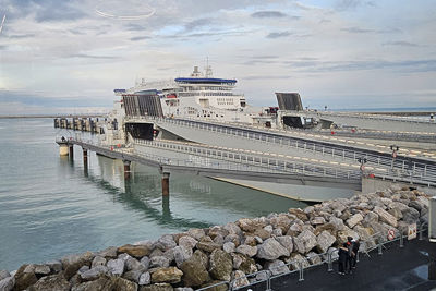 Veel supporters pakken de boot in Calais. © Berry