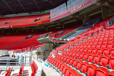 Hier zie je goed hoe de onderste zes rijen omhoog kunnen. © Johan Cruijff Arena