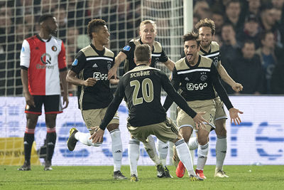 Ook in De Kuip weet Nico hoe je moet juichen. © AFC Ajax