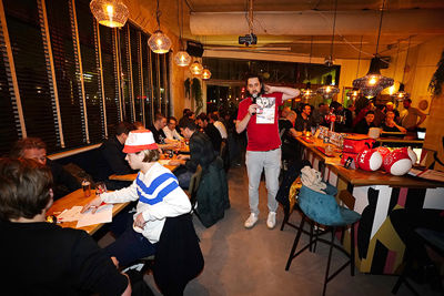 Onze quizmaster drijft de deelnemers tot wanhoop met moeilijke vragen. © Pro Shots