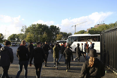 Chagrijnig terug de bus in. © De Brouwer