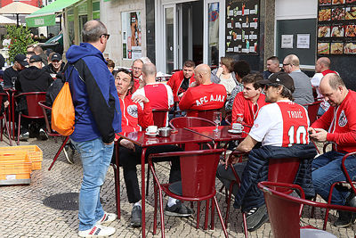 Verzamelen in de straat waar we moeten omwisselen. © De Brouwer