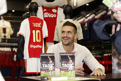 Tadic zit klaar voor een mooie signeersessie. © Pro Shots