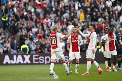 Bedankjes over en weer. Ajax op voorsprong. © De Brouwer