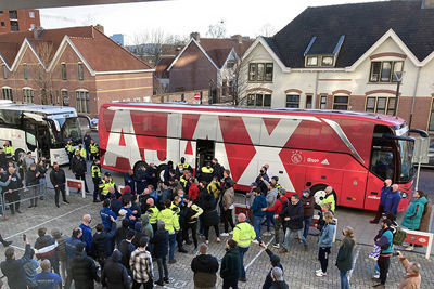 Ook enkele PSV-supporters hadden na afloop last van warme harten! © Ajax Life