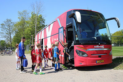 Natuurlijk willen we de spelersbus van binnen bekijken! © De Brouwer