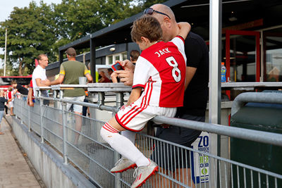 Jack krijgt nog wat voetbaltips van pa! © De Brouwer