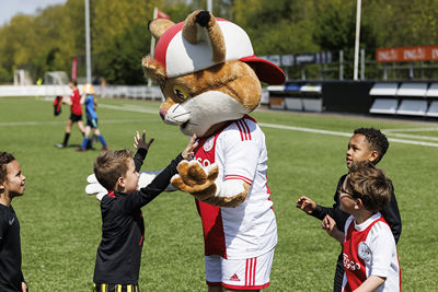 Maar niet voordat ze een knuffel van Lucky hebben gekregen! © Pro Shots