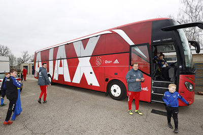 Wowww, de echte spelersbus van Ajax is er ook! © Pro Shots