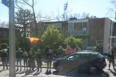 Een heus uitzwaaicomité. Gierende banden. © De Brouwer