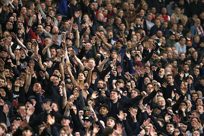 Op de tribunes gaan de emoties alle kanten op. © De Brouwer