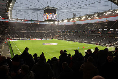 Het uitzicht vanuit het uitverkochte bezoekersvak. © De Brouwer