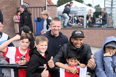 Deze supporters zijn er al vroeg voor het beste plekje langs het veld. © SV Ajax