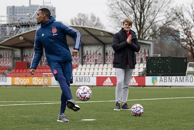 Gravenberch intimideert gelijk met een no-look poging! © Pro Shots