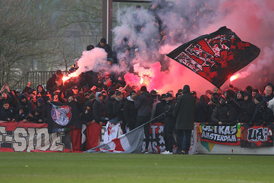 Gekkenhuis op én voor de tribune. © De Brouwer