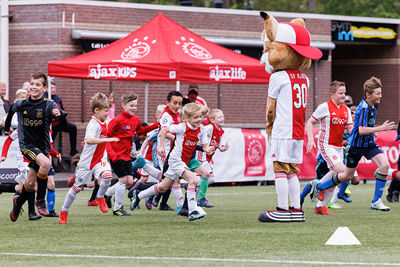 Veel wit-rood-wit in Dronten. Dat moet de Ajax Kids Tour wel zijn! © Pro Shots