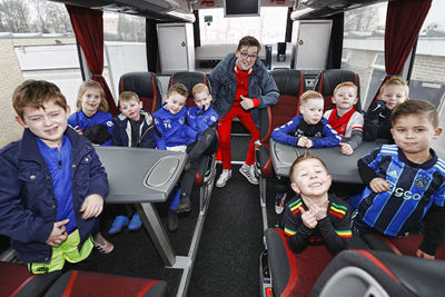 Natuurlijk namen de deelnemertjes snel een kijkje in de bus. © Pro Shots