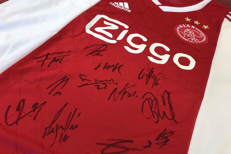 lees-ajax-life-20-en-win-shirt-met-handtekeningen-1200