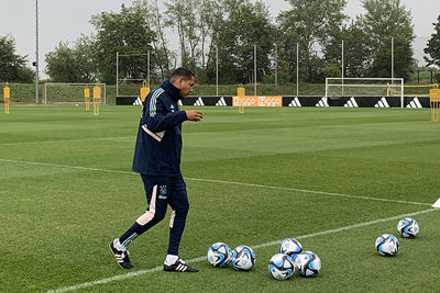 Maduro zet de lijnen uit, terwijl de spelers nog in de gym zijn. © Ajax Life