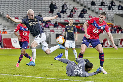 Ajax zoekt geconcentreerd naar openingen en speelt met de kop erbij. © Pro Shots