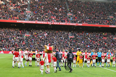 Pfoe, wat een hoop mensen... En die cameraman komt ook zo dichtbij! © Ajax Kids Club