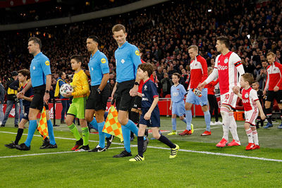 Daar zijn onze busknutselaars met de spelers van Ajax. © De Brouwer