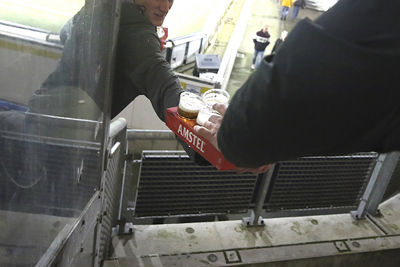 Friese gastvrijheid, bier deel je ook met de supporters in het naastgelegen vak. © De Brouwer