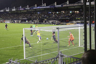 Hier is Pasveer dan toch echt verslagen. Ajax klooit voor rust. © De Brouwer