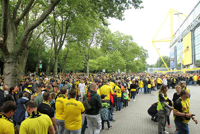 Het is al vroeg druk rondom het Signal Iduna Park. © SV Ajax