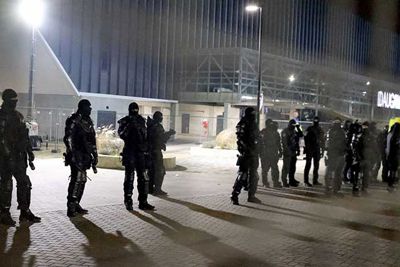 Snel weg hier en langs deze Robocops het stadion uit. © De Brouwer