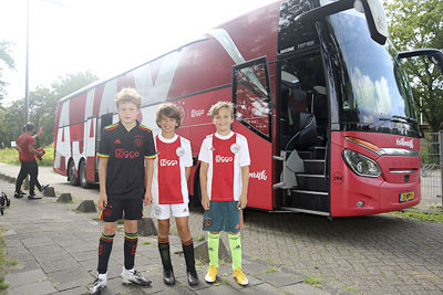 De magie van de spelersbus is er altijd! © De Brouwer