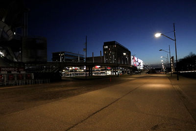 Het is vlak voor de aftrap van Ajax - Sparta doodstil op straat... © De Brouwer