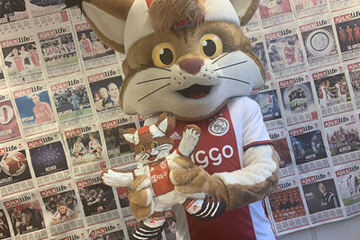 Dani Huydts laat zien wat je met papier maché voor moois kunt maken. © Ajax Kids Club