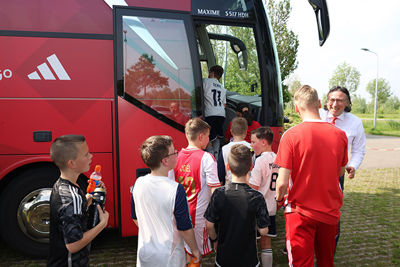 Even gluren in de spelersbus van Ajax. © De Brouwer