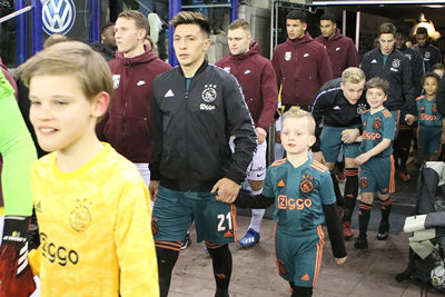 Met strijder Martínez het veld op. Ja, dat is best stoer. © Ajax Kids Club