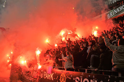 Het stadion kleurt rood. © SV Ajax