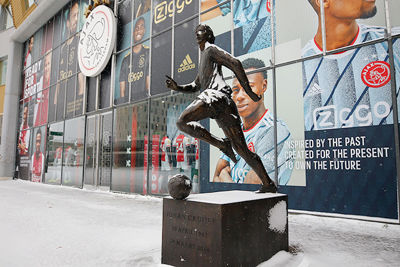 En daar hebben we Cruijff in winterse omstandigheden! © De Brouwer