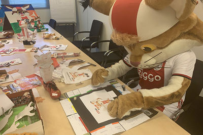 Jelle Timmermans maakte een Monopolyset voor Lucky! © Ajax Kids Club