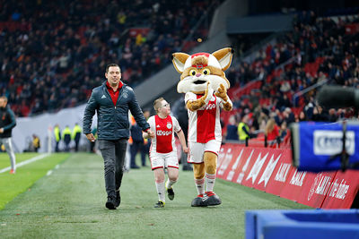 Gezellig met Lucky nog een rondje stadion doen. © De Brouwer