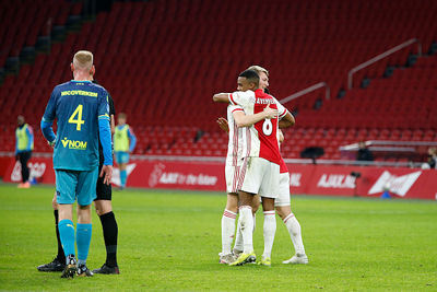 Raak! De oerkreet van Schuurs galmde door het lege stadion heen. Stukje ontlading! © De Brouwer