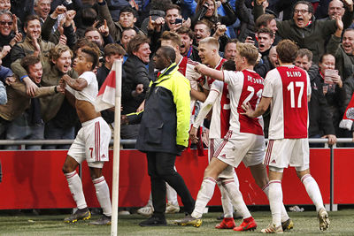 Neres is doeltreffend tegen PSV (3-1) en viert het feest met de supporters. © Pro Shots