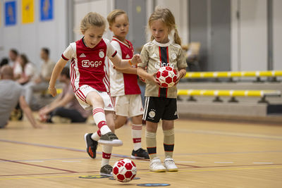 Twee stoere Ajaxmeiden. © Pro Shots