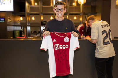 Giovanni gaat als winnaar met een gesigneerd shirt aan de haal! © Pro Shots