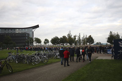 Daar verkopen ze vast Fries suikerbrood. © De Brouwer