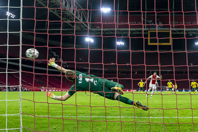 Het enige mooie, stillestadiongeluid: een bal tegen de touwen rammen. © Pro Shots