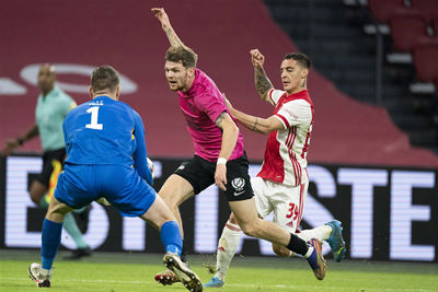 Duwtje van Antony... Doe nou niet, jongen... Zo niet nodig. © Pro Shots