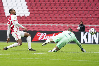 Neres gunt Haller zelfs een intikker als doekje voor het bloeden: 2-0. © Pro Shots