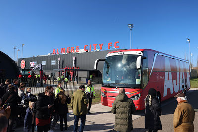 Ajax arriveert na twee keer gas geven in Almere. © De Brouwer